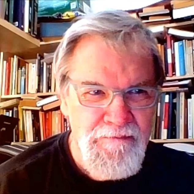 Al autor sueco le arrebató el reloj horas después de su visita a Londres por un migrante argelino, que fue detenido debajo de un camión que salía del Reino Unido hacia Francia con numerosos relojes, según escucha un tribunal