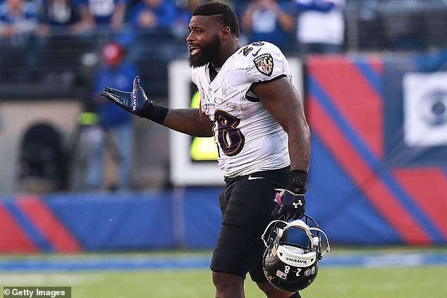 Ex estrella de la NFL acusada de agredir y amenazar a un contratista con pistola y cuchillo durante una disputa por una mancha en la alfombra