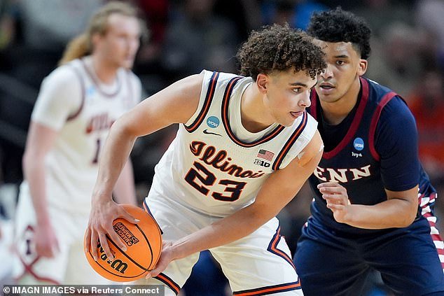 Furia cuando los estudiantes de la Ivy League Penn se burlan de sus rivales obreros de Illinois mientras se atacan entre sí durante el juego March Madness