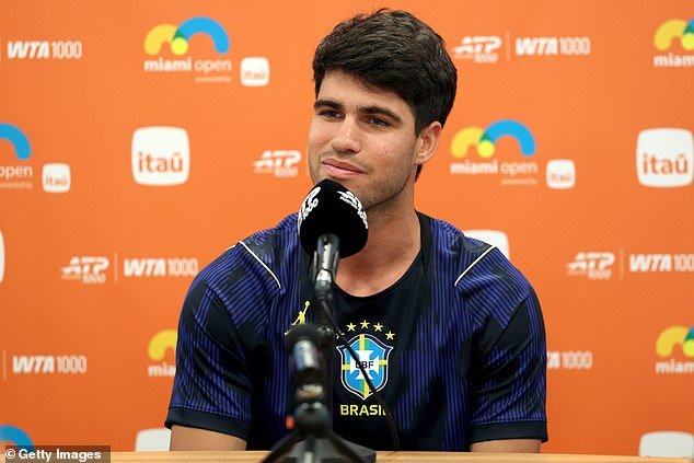 La leyenda del tenis revela la verdad detrás de ESTA foto de Carlos Alcaraz después de que lo vieron ‘coqueteando’ con ella y sus amigos en un partido de la NBA