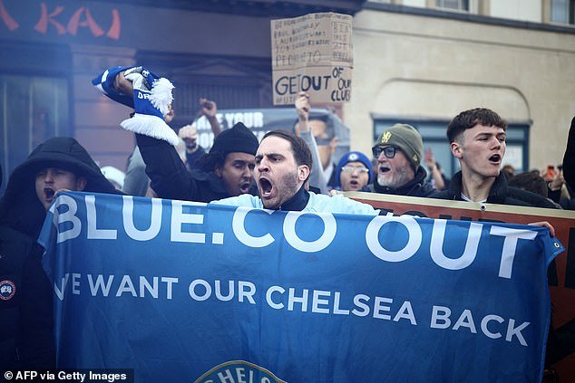 Los ultras de Estrasburgo se unirán a los fanáticos del Chelsea en protesta contra los propietarios ‘BRUTAL’ antes del choque con el Man United