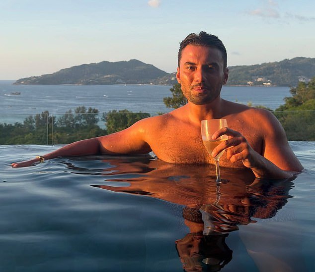 Los inquietantes últimos días de la estrella de TOWIE, Jordan Wright, y una pregunta realmente inquietante: FRED KELLY revela su ‘nueva vida’ en Tailandia, imágenes inquietantes, y lo que las fuentes dicen que sucedió días antes de morir en la zanja.