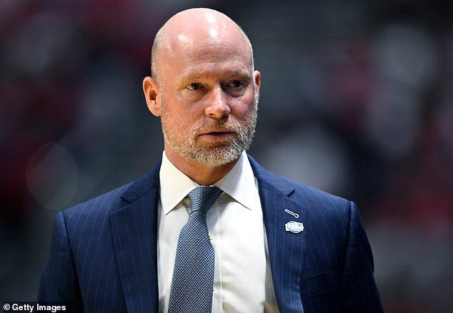 El entrenador de Villanova, Kevin Willard, amenaza con despedir al personal del March Madness en un momento sorprendente antes de la sorprendente derrota ante el estado de Utah.