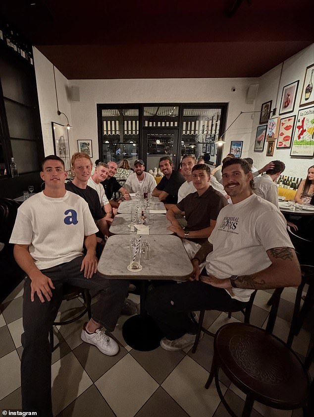 SAVAGE de la estrella del fútbol Oscar McDonald’s impacta a la presentadora de radio y autora Bridget Hustwaite mientras el mensaje sobre la ‘edad difícil’ alimenta los rumores de separación de la pareja