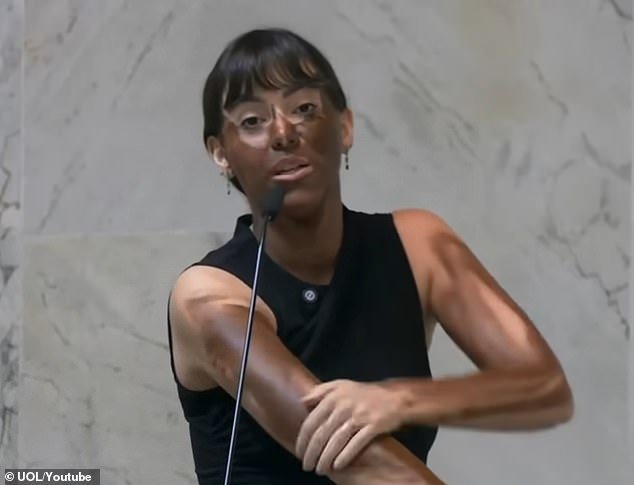 Momento en el que legisladora se pinta la cara de negro y proclama que cambió de raza durante pelea trans en el Congreso brasileño