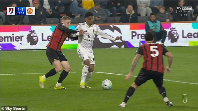 La estrella del Man United que resolvió el problema de por qué un jugador corre el riesgo de ser eliminado y Kobbie Mainoo pierde la batalla contra el rival de Inglaterra, escribe CHRIS WHEELER