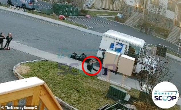 Trabajador postal arrestado por empujar violentamente a un niño judío al suelo en un acto impactante captado por la cámara