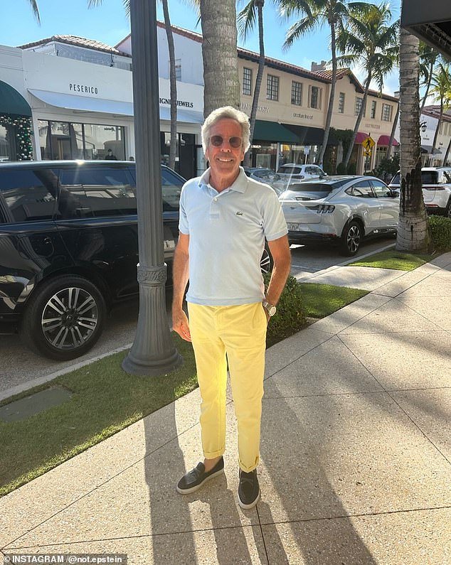 Un hombre que se parece sospechosamente a Jeffrey Epstein se ve obligado a negar que sea el pedófilo fallecido… pero admite que estuvo de fiesta con él