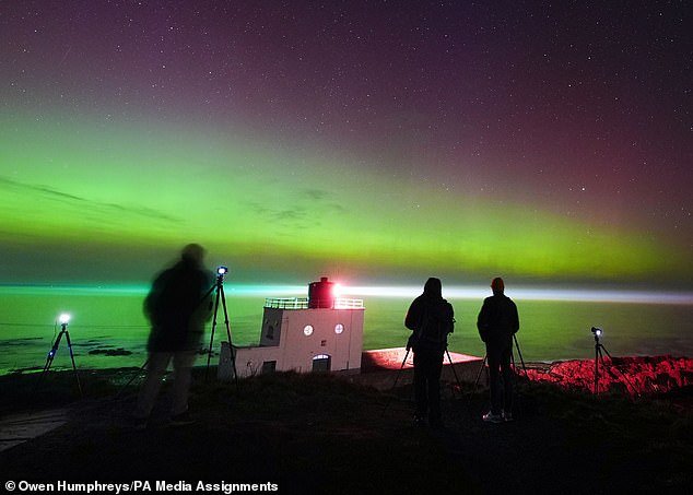 Se espera que la aurora boreal reaparezca sobre Gran Bretaña esta tarde después de haber sido vista en lugares tan lejanos como Norfolk el viernes.
