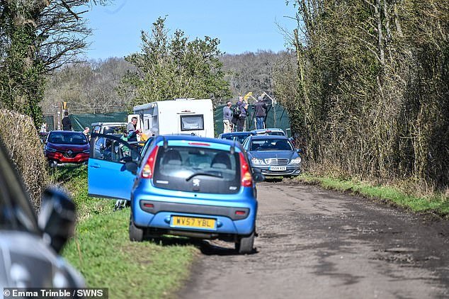 Los observadores de aviones causan estragos en la base de la RAF mientras los aldeanos se quejan de provocar atascos de tráfico y “orinar por todas partes” en busca de bombarderos estadounidenses.