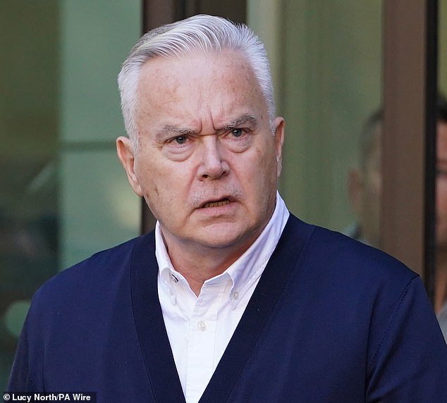 Huw Edwards regresa a la televisión: mientras el drama de actualidad llega a las pantallas, revelamos cómo los vecinos le dieron la espalda y cómo todavía no ha devuelto ni un centavo de £ 200 000 en efectivo a los pagadores de licencias.