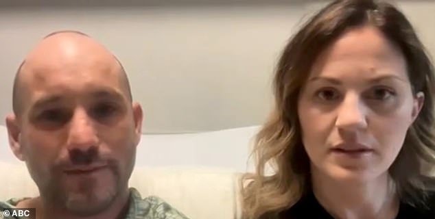 Surfista GOLPE a un tiburón en la nariz con sus propias manos después de que saltó sobre su tabla y le mordió ambas piernas en un ataque frenético