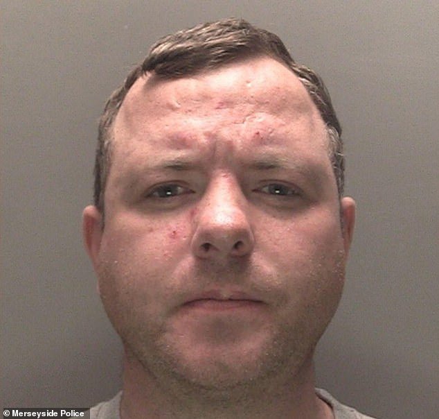 Momento de sonrisa, un conductor ebrio sale a la calle mientras se detiene para comprar más alcohol después de atropellar y matar a un ciclista de 63 años.