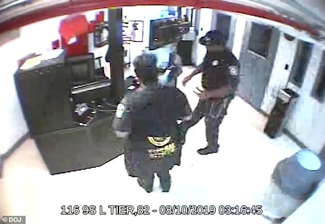 Un nuevo video arroja nueva luz sobre la noche en que Jeffrey Epstein murió cuando se vio a los guardias deambulando en lugar de realizar las rondas obligatorias.