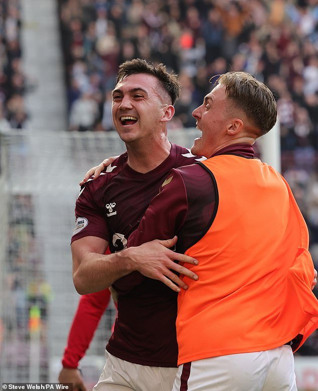 HEARTS 1 DUNDEE 0: McEntee encabeza al ganador, manteniendo a los anfitriones en la búsqueda del título