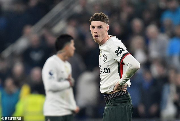 El Chelsea sufre una humillación por 3-0 ante el magnífico Everton mientras los Blues implosionan en Merseyside: Liam Rosenior solo podía sentarse y garabatear en su cuaderno mientras se desarrollaba este último espectáculo de terror, escribe KIERAN GILL