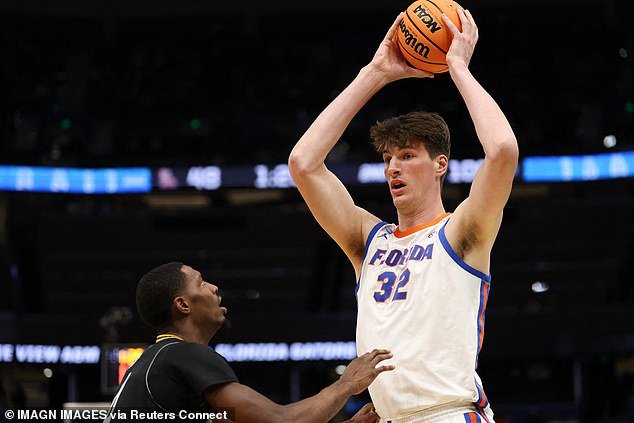 Olivier Rioux de Florida, el jugador más alto en la historia del baloncesto universitario, eclipsa al rival de March Madness de 6 pies 8 pulgadas mientras los campeones defensores avanzan para ganar