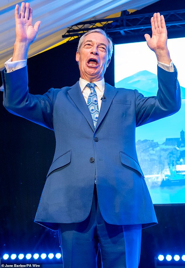 Nigel Farage critica al ayuntamiento por ofrecer consejos al personal durante su visita a su ciudad: “Son personas patéticas y débiles que no entienden la democracia. Deberían ser despedidos a todos.