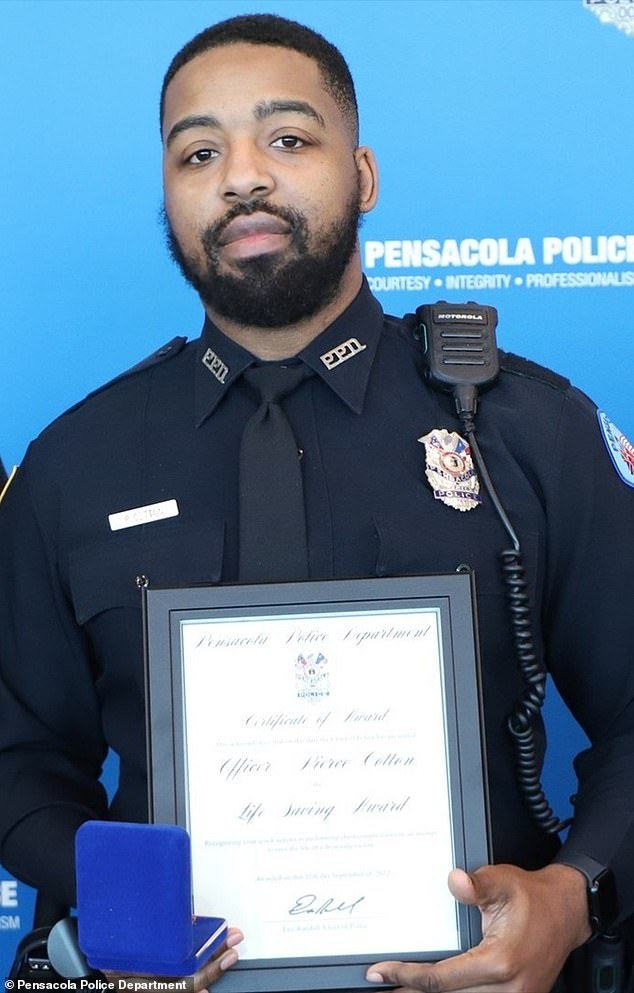 La futura mamá descubre que el oficial de policía que la dejó embarazada es VIH positivo después de recibir un mensaje de texto… mientras estaba acusado de un delito