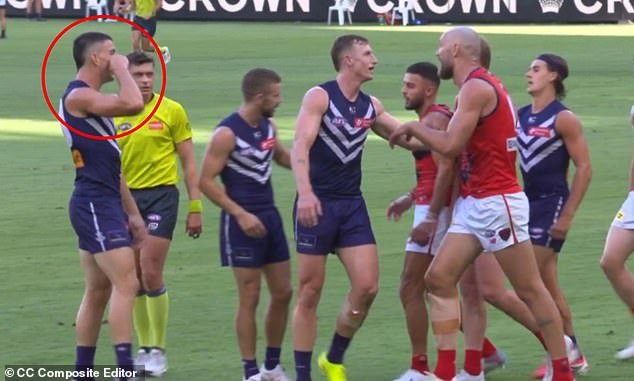 Vea el feo momento en que la estrella del fútbol se pasa de la raya con el trineo ‘quejoso’ mientras intenta traerle un horrible recuerdo familiar a su rival