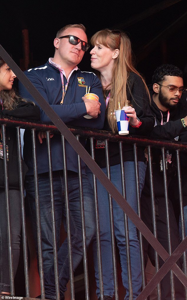 Angela Rayner y su novio participaron borrachos en una gira de rugby en París durante la cual el ex diputado laborista fue “castigado”… por servir spam y algo de pan a su equipo.