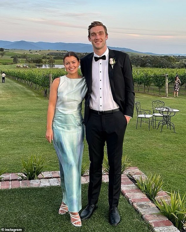 La estrella de la radio acusa a su exnovio, jugador de la AFL, de intimidarla después de su salvaje vistazo en línea