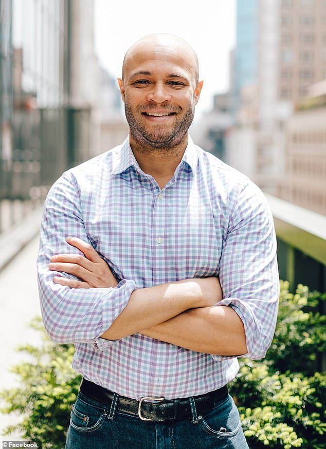 Residentes ultra despiertos obligan a librero demócrata a renunciar a su trabajo después de mostrar su apoyo a ICE