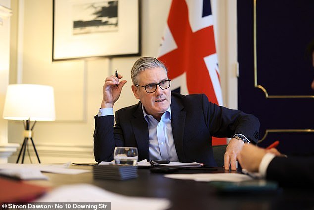 La guerra de Irán ‘le da a Starmer más tiempo en el número 10’: la encuesta muestra que las calificaciones del primer ministro están por los suelos después de los enfrentamientos con Trump… pero los problemas energéticos y las elecciones locales aún acechan con Rayner esperando entre bastidores