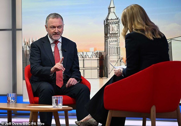 ¡No entrar en pánico! El ministro insiste en que el Reino Unido PUEDE detener los misiles iraníes a pesar de la preocupación por la falta de defensa… y que no hay necesidad de racionar el combustible “tal cual”