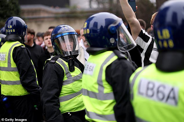 Los fanáticos del Sunderland fueron vistos sosteniendo sus cabezas después de ser golpeados por botellas arrojadas por fanáticos del Newcastle mientras los fanáticos se enfrentaban antes del día del derbi.