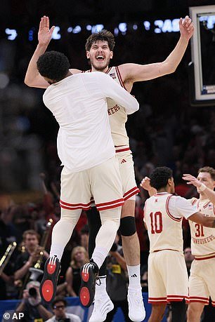 Momento apenas creíble: El tiro de media cancha de March Madness NO entra cuando el reloj llega a cero: ‘Estoy a punto de morir’