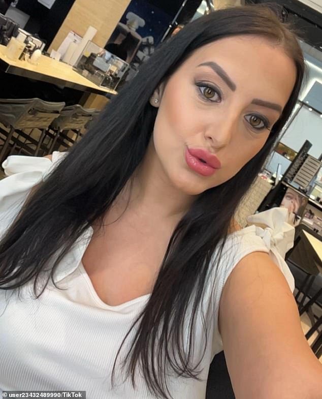 Cliente de un salón de uñas australiano elogiado por enfrentarse a ‘Karen’ que arremetió contra el gerente de la tienda por un problema menor