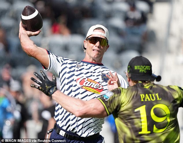 Los fanáticos están convencidos de que Tom Brady, de 48 años, podría regresar a la NFL después de que el legendario QB retrocediera en el tiempo en el Flag Football Classic.