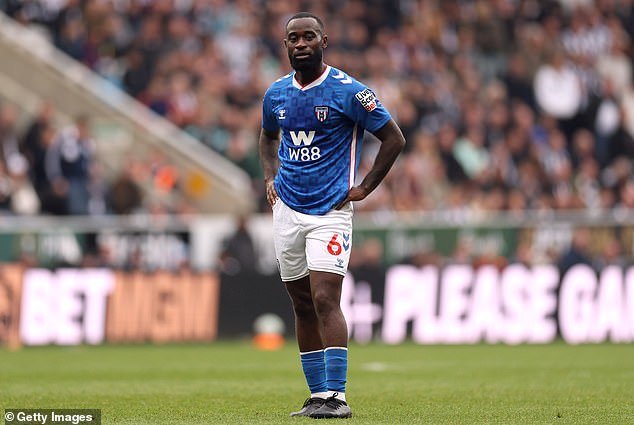 El partido de la Premier League se DETIENE por primera vez debido a abusos racistas cuando la estrella negra del Sunderland, Lutsharel Geertruida, informa al árbitro del público de Newcastle.