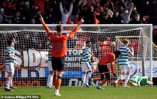 DUNDEE UNITED 2 CELTIC 0 Fue el día en que la temporada infernal alcanzó a Hoops… y ni siquiera el viejo mago Martin O’Neill pudo salvarlos.