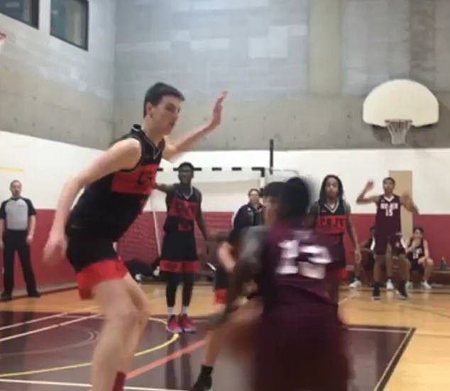 Resurgen imágenes increíbles de la estrella de March Madness, Olivier Rioux, dominando a sus rivales de la escuela secundaria