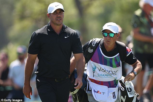 Aterrador momento en que una niña queda atrapada debajo de un carro frente a Brooks Koepka en el Campeonato Valspar