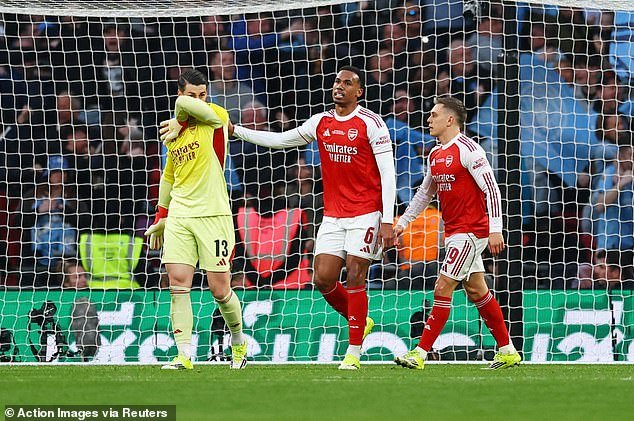 Gary Neville critica al portero del Arsenal, Kepa Arrizabalaga, por comportamiento ‘absurdo’ momentos antes del grito de la final de la Copa Carabao