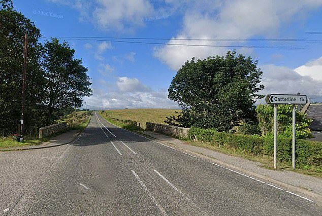 Una mujer y dos hombres heridos graves en un accidente entre un tractor y dos motos