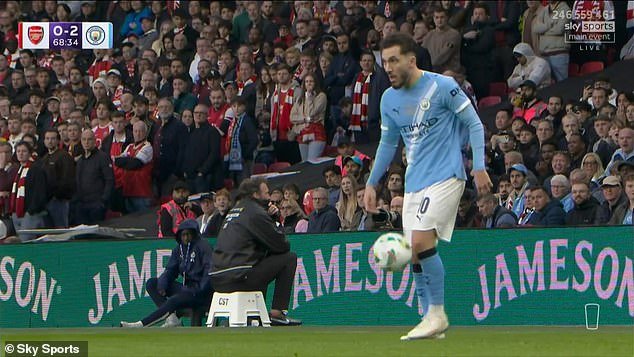 El comportamiento alardeador de la final de la Copa Carabao de la estrella del Manchester City, Rayan Cherki, deja al jefe Pep Guardiola sacudiendo la cabeza y enfurece al Arsenal