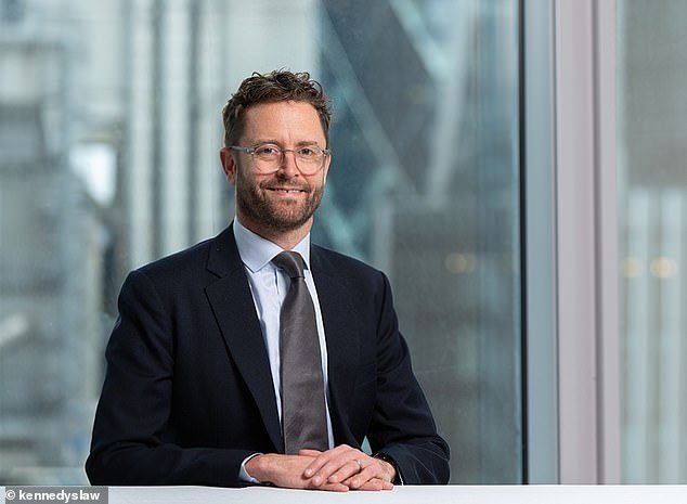 El jefe de un bufete de abogados de la ciudad ordena a sus principales asociados abordar el “patrón” de intimidación y acoso sexual