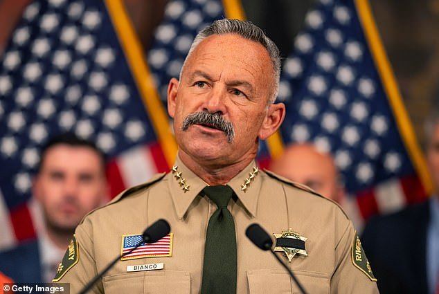 El sheriff de California confisca 650.000 boletas en medio de enfrentamientos con funcionarios estatales por el recuento de votos
