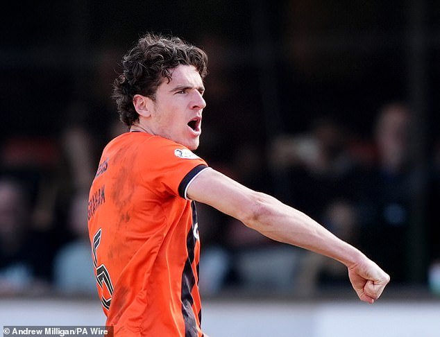 De la devastación al deleite… El capitán del Dundee United, Ross Graham, elogiado por recuperarse de la calamidad del derbi