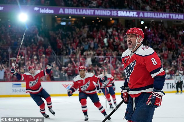 Alex Ovechkin vuelve a hacer historia cuando la estrella de los Capitals alcanza la marca de los 1.000 goles, 20 años después de anotar su primer gol.