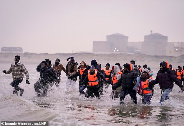 Mahmood planea “deportar a los criminales extranjeros y a los solicitantes de asilo rechazados antes de que puedan apelar la decisión”