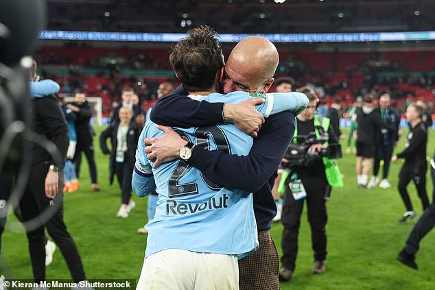 Por qué ese triunfo en la Copa Carabao significó todo para Pep Guardiola: la rara muestra de pura emoción “humana” y los sorprendentes paralelismos con su primera prueba de trofeos en el Manchester City.