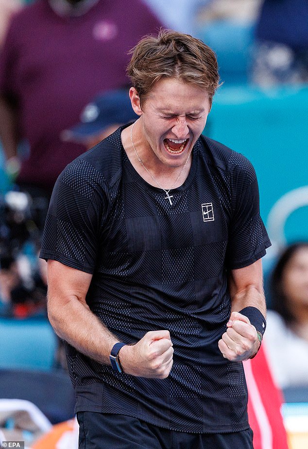 Carlos Alcaraz sorprendió en Miami cuando la estrella del tenis en ascenso se convirtió en el quinto estadounidense en vencer al jugador número uno desde 2015.