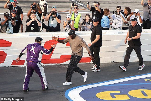 El director de NASCAR, Michael Jordan, celebra la cuarta victoria del año del piloto Tyler Reddick en la fila de boxes