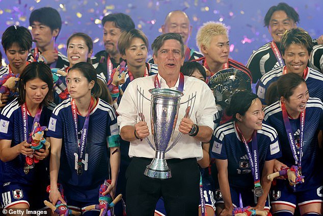 Un entrenador de fútbol critica a Australia porque “no se puede comprar cerveza después de las 11 de la noche”.