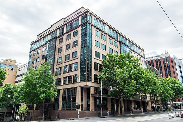 Un hombre es aplastado por una mujer que cae desde el tejado de un edificio en el centro de Melbourne.